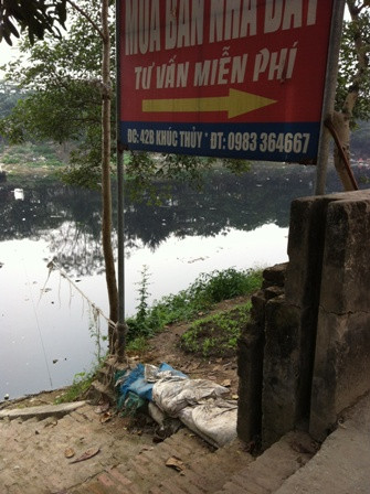 Cột sắt của tấm biển quảng cáo được người dân tận dụng để neo buộc một đầu dây