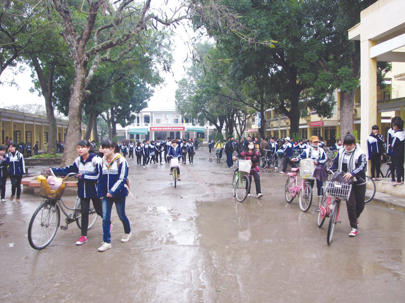 Có 3 tiếng nghỉ trưa, một số học sinh Hà Nội lại nghỉ theo lối...khó ngờ. Ảnh: Trường Phong