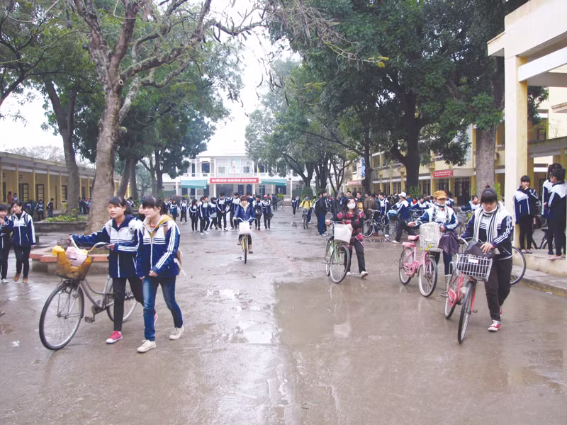 Có 3 tiếng nghỉ trưa, một số học sinh Hà Nội lại nghỉ theo lối...khó ngờ. Ảnh: Trường Phong