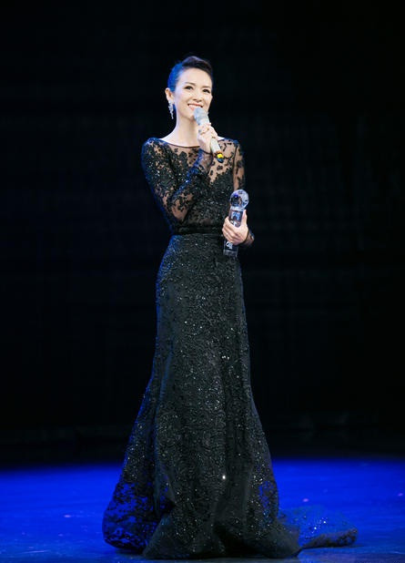 Chương Tử Di lưng trần kiêu sa 'đọ sắc' đàn chị Quan Chi Lâm ảnh 8