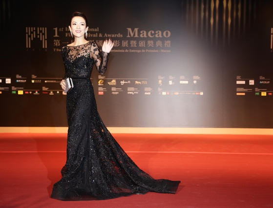 Chương Tử Di lưng trần kiêu sa 'đọ sắc' đàn chị Quan Chi Lâm ảnh 3