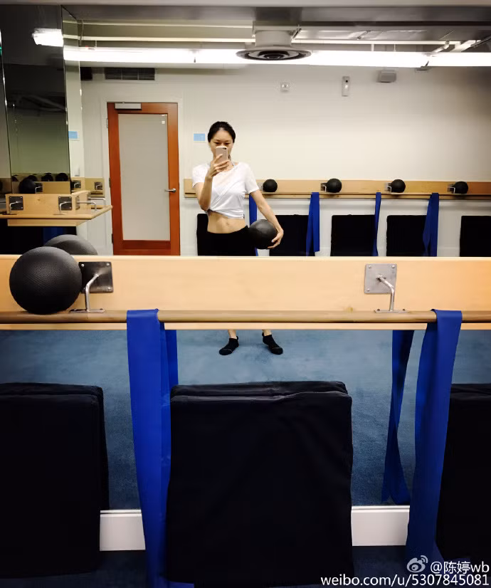 Đạo diễn Trương Nghệ Mưu hạnh phúc bên vợ trẻ và các con ảnh 5