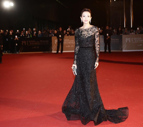 Chương Tử Di lưng trần kiêu sa 'đọ sắc' đàn chị Quan Chi Lâm ảnh 4