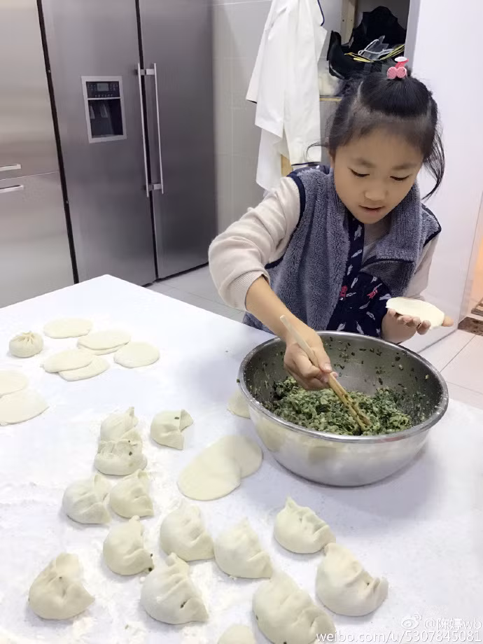 Đạo diễn Trương Nghệ Mưu hạnh phúc bên vợ trẻ và các con ảnh 3