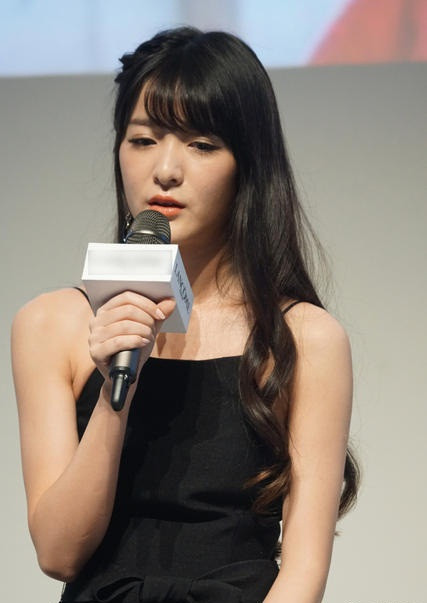 Ngỡ ngàng ‘con trai’ Châu Tinh Trì hóa thiếu nữ xinh đẹp ảnh 6