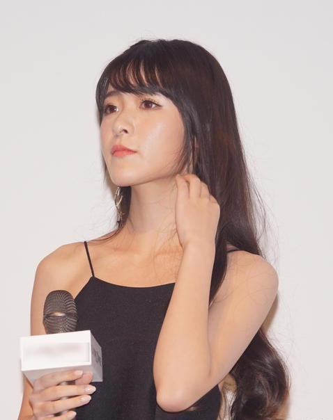 Ngỡ ngàng ‘con trai’ Châu Tinh Trì hóa thiếu nữ xinh đẹp ảnh 3