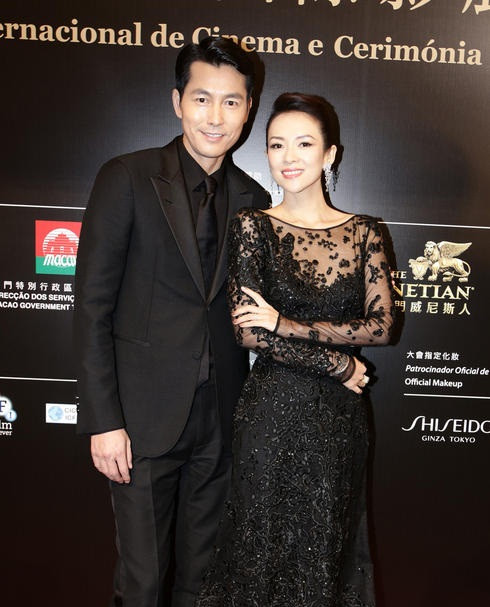 Chương Tử Di lưng trần kiêu sa 'đọ sắc' đàn chị Quan Chi Lâm ảnh 9