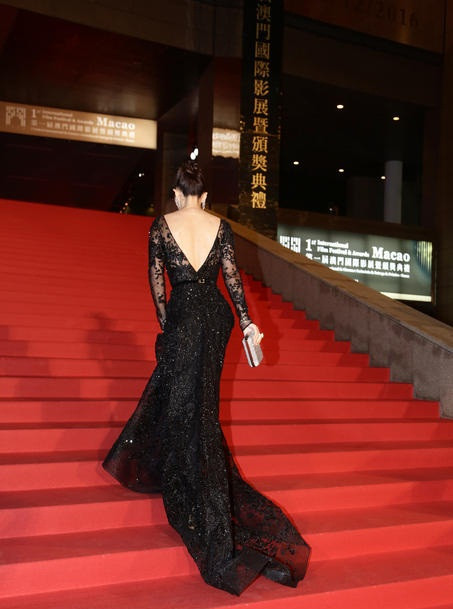 Chương Tử Di lưng trần kiêu sa 'đọ sắc' đàn chị Quan Chi Lâm ảnh 5