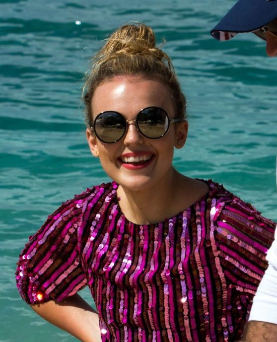 'Nữ hoàng áo tắm' 18 tuổi nổi bật trên biển ảnh 10