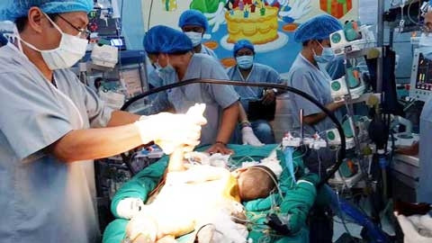 Ca mổ diễn ra hết sức căng thẳng nhưng đã thành công ngoài mong đợi