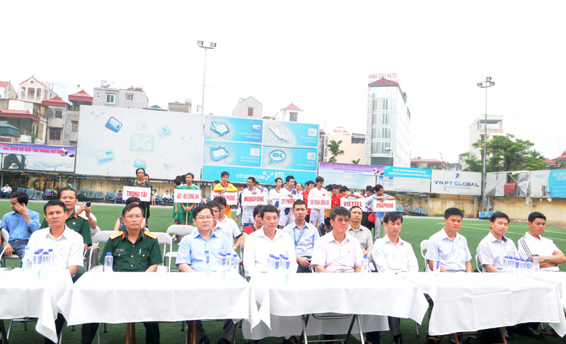 Các đại biểu và bảy đội bóng tham dự giải