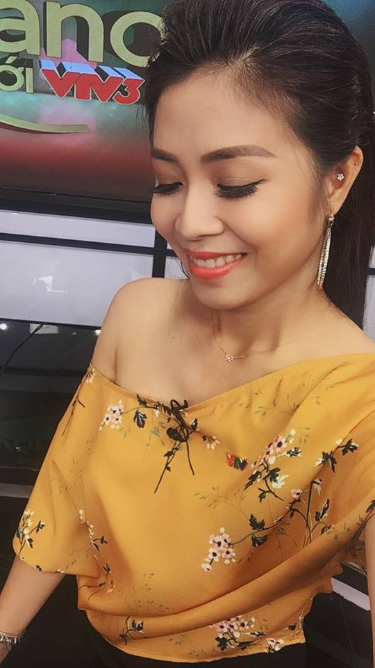 MC Hoàng Linh diện bikini khoe hình xăm 'bông hồng lửa' ảnh 3