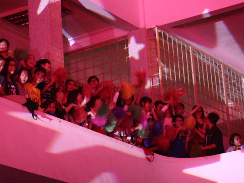 Các bạn sinh viên cổ vũ nhiệt tình cho các tiết mục