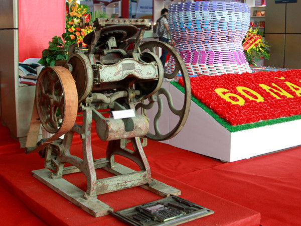 Máy in Typo phục vụ in tài liệu cách mạng thời kỳ kháng chiến chống Mỹ là một trong những hiện vật được trưng bày tại đây