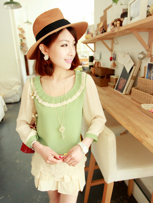 Trong tủ đồ nhà bạn hẳn không thể thiếu quần shorts. Với chức năng mang lại sự thoải mái, năng động cũng như giúp bạn gái “khoe” đôi chân thon cuốn hút, quần shorts lúc nào cũng được xếp vào list những món đồ cô nàng nào cũng phải có mỗi khi hè tới. Bạn sẽ vô cùng nổi bật cùng short hoa mang nhiều màu sắc được cách điệu với các họa tiết hoa nhỏ, to khác nhau. Bạn nên kết hợp short họa tiết hoa với áo có gam màu đơn sắc như màu đen, màu be, màu trắng... Khắc phục nhược điểm của quần short hơi thô cứng và chật chội hay những chiếc váy ngắn khiến chúng mình có thể gặp sự cố “hớ hênh” khi vận động, quần short váy là sự kết hợp hoàn hảo để teen girl khoe vẻ đáng yêu, xinh xắn mà cực kỳ thoải mái. Ngoài ra, các kiểu quần short màu sặc sỡ hay short đều có thể đem đến cho bạn gái nét trẻ trung năng động trong ngày hè.