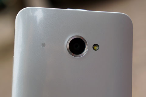 Đằng sau là camera, đèn flash và thêm 1 đèn báo hiệu