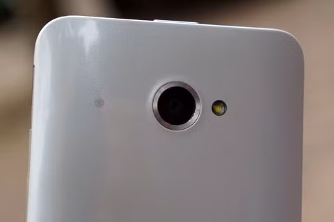 Đằng sau là camera, đèn flash và thêm 1 đèn báo hiệu