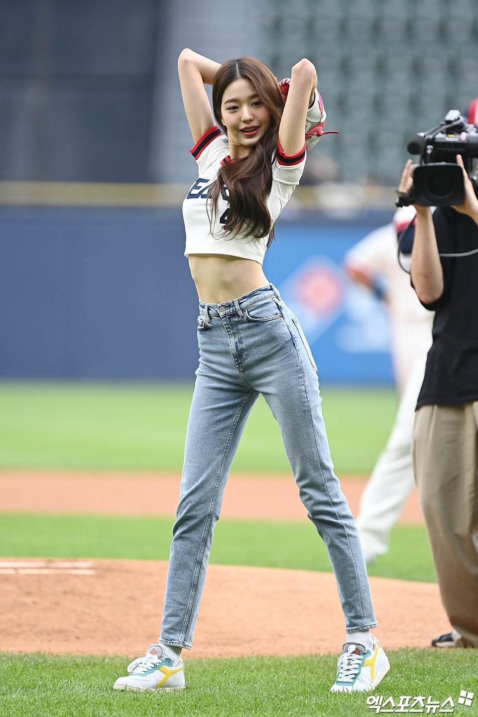 Dư luận xứ củ sâm càng quan ngại hơn nếu thân hình gầy gò của Won Young trở thành tiêu chuẩn vẻ đẹp cho giới trẻ. Won Young hiện đang là nữ thần tượng Kpop thế hệ thứ 4 có tầm ảnh hưởng hàng đầu.