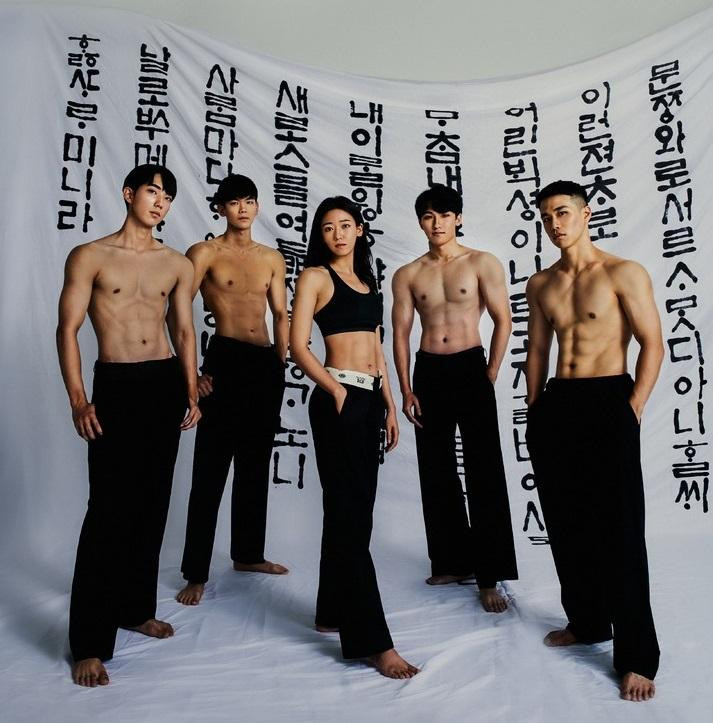 Đại học Hàn Quốc chụp ảnh lịch để quyên góp tiền làm từ thiện. Ảnh: Hot Body Calendar.