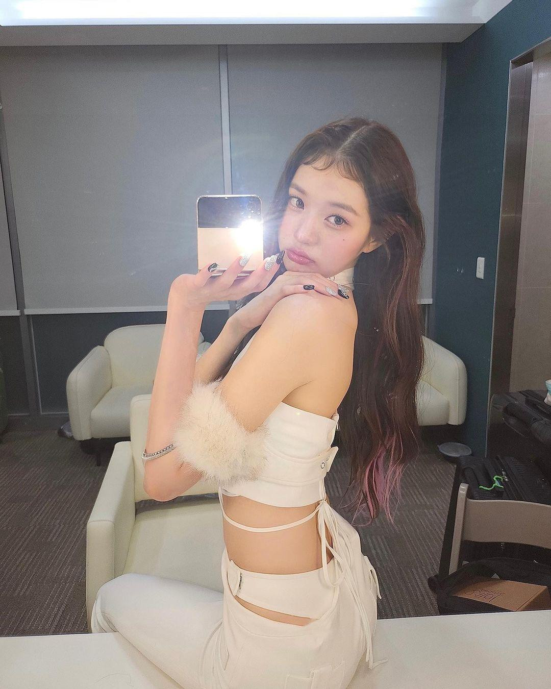 Won Young nổi tiếng với gương mặt xinh xắn, ngọt ngào cùng hình thể lý tưởng cao 1,73 m. Cô có biệt danh là "đôi chân dài nhất Kpop", luôn được đem ra so sánh với “thánh body” Lisa (Black Pink).