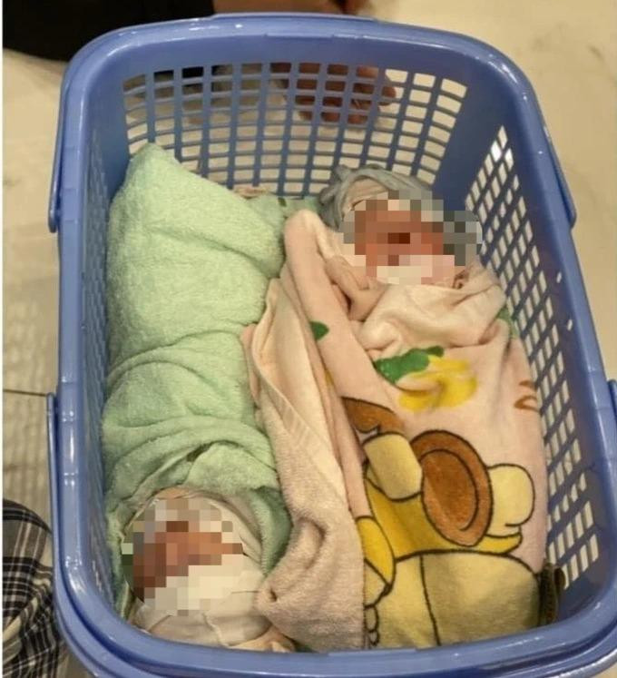 Hình ảnh 2 bé gái sơ sinh được người dân phát hiện cạnh đường Vành đai 3. Ảnh: DT Hình ảnh 2 bé gái sơ sinh được người dân phát hiện cạnh đường Vành đai 3. Ảnh: DT