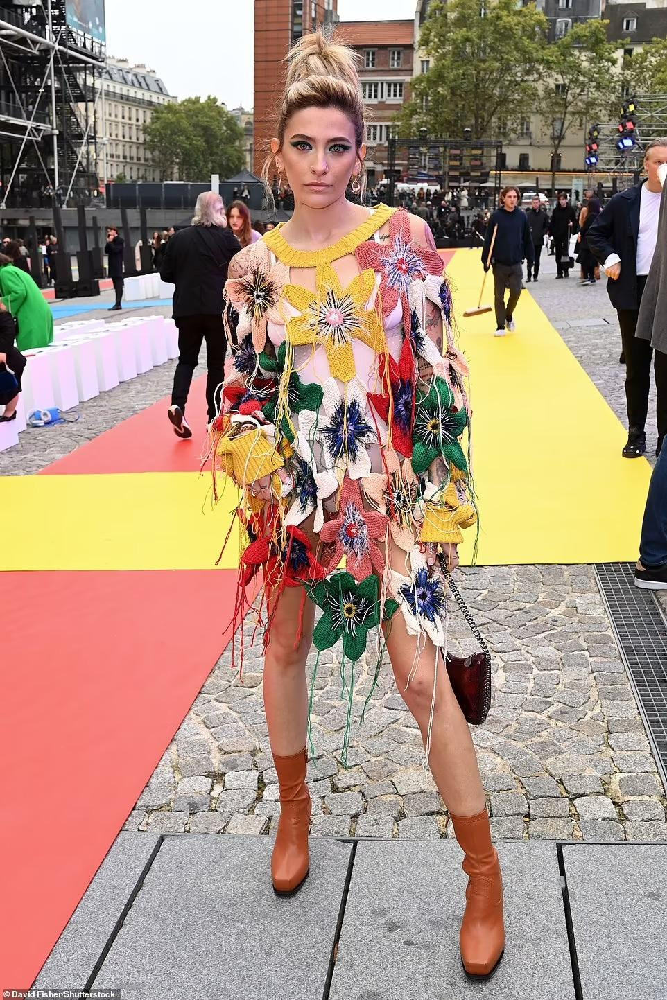 Người mẫu Paris Jackson, con gái của cố huyền thoại Michael Jackson, tươi trẻ trong chiếc váy hoa đan móc và đôi bốt màu nâu.