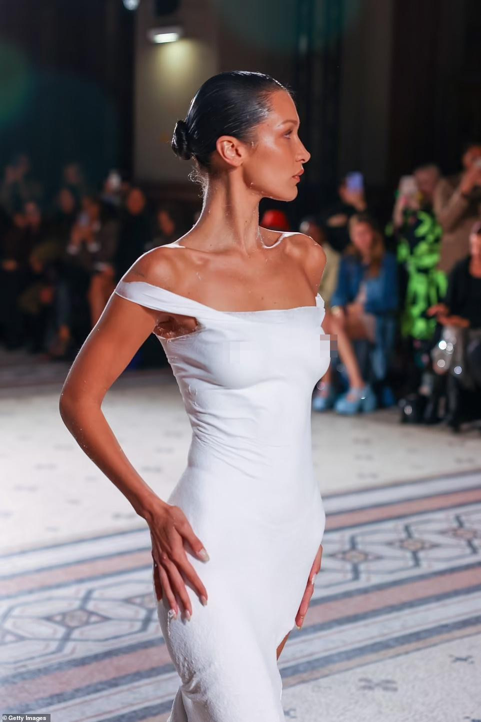 Coperni là thương hiệu phụ kiện và quần áo may sẵn của Paris, do Sébastien Meyer và Arnaud Vaillant thành lập vào năm 2013. Thương hiệu này nổi tiếng với các thiết kế sáng tạo và phá cách. Hồi tháng 4, hãng gây xôn xao khi ra mắt mẫu túi xách làm bằng thủy tinh thổi thủ công, được Kylie Jenner và Doja Cat yêu thích.