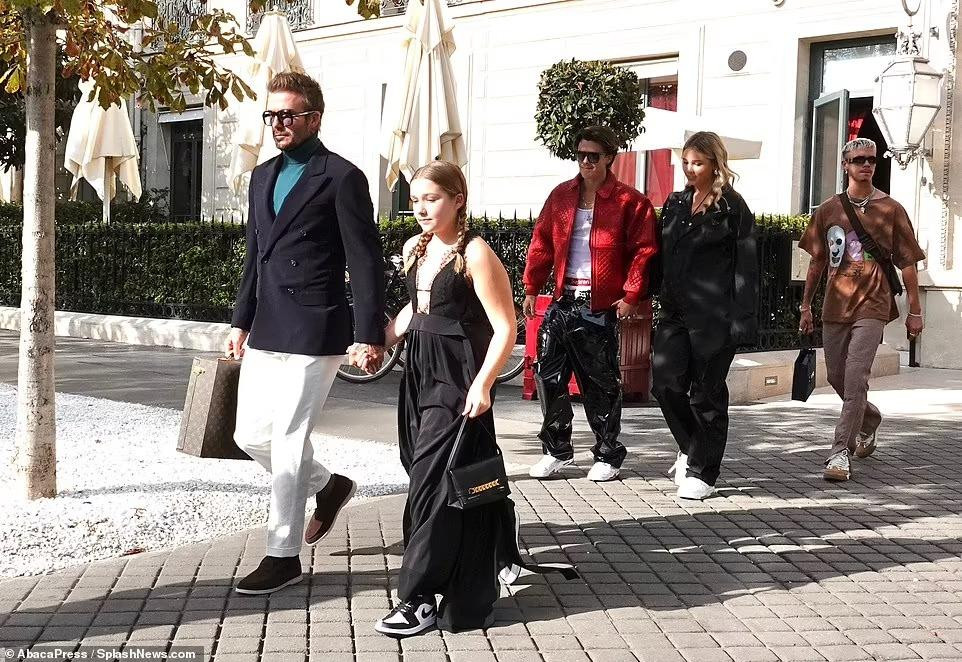 David dẫn theo ba con và bạn gái của Cruz, Tana Holding, đến nơi tổ chức sự kiện trước giờ trình diễn. Lúc này, vợ chồng cậu cả chưa tái ngộ gia đình.