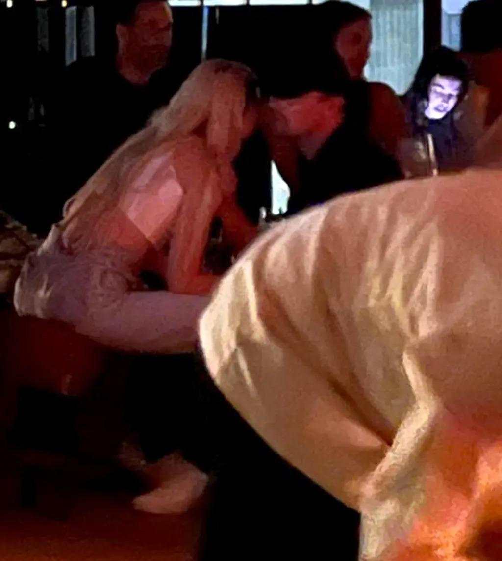 Leo và Gigi trò chuyện thân thiết tại hộp đêm hôm 10/9. Ảnh: BACKGRID.