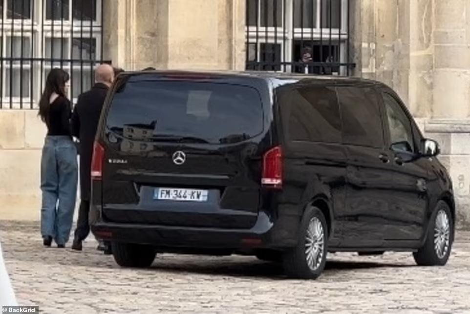 Brooklyn và Nicola lặng lẽ đến sự kiện để tránh paparazzi. Cặp đôi có mặt sớm 30 phút để có thời gian thể hiện sự ủng hộ với bà Beck.