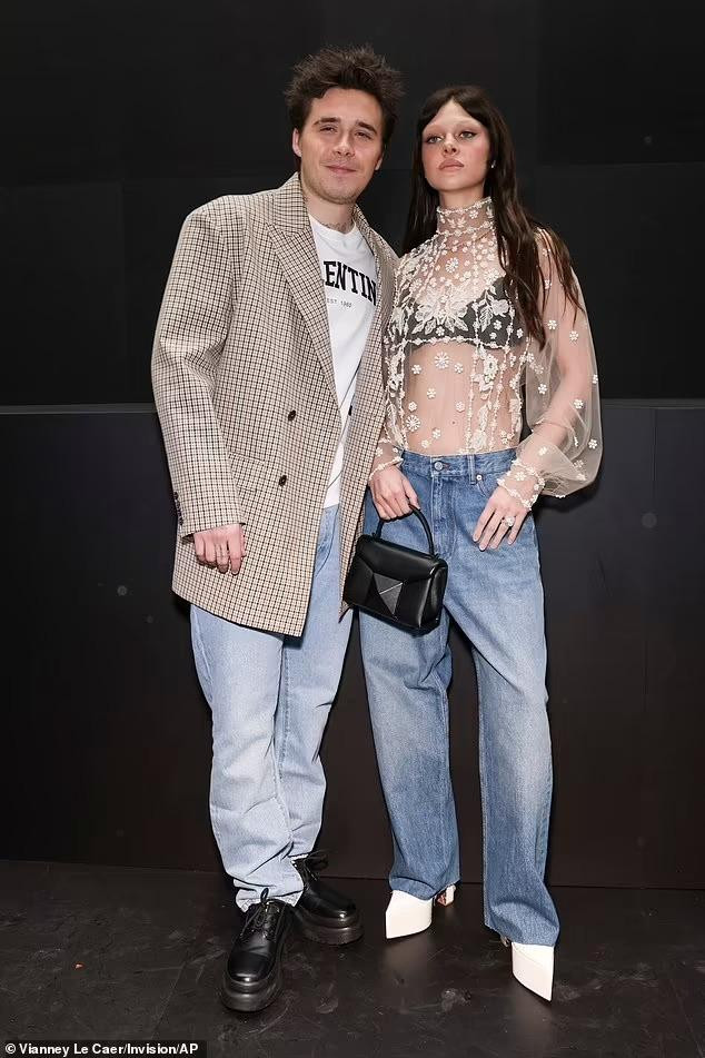 Hôm 2/10, Brooklyn và Nicola Peltz Beckham tham dự show diễn bộ sưu tập thời trang may sẵn Xuân/Hè 2022 của Valentino, thương hiệu tạo ra chiếc váy cưới nguồn cơn của bất hòa mẹ chồng - nàng dâu trong gia đình Beckham, tại Tuần lễ Thời trang Paris.