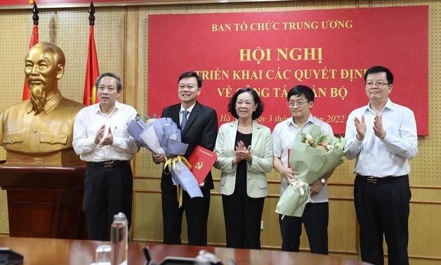 Lãnh đạo Ban Tổ chức Trung ương trao quyết định và chúc mừng các cán bộ được điều động, bổ nhiệm giữ chức vụ mới. Ảnh: Báo Chính phủ.