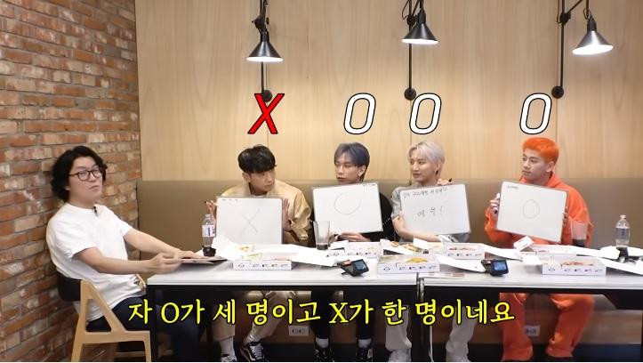 Dr.P đặt câu hỏi cho Bi Rain và 3 vũ công nam về các quan niệm phổ biến trong chuyện tế nhị. Ảnh: Cắt màn hình. Dr.P đặt câu hỏi cho Bi Rain và 3 vũ công nam về các quan niệm phổ biến trong chuyện tế nhị. Ảnh: Cắt màn hình.