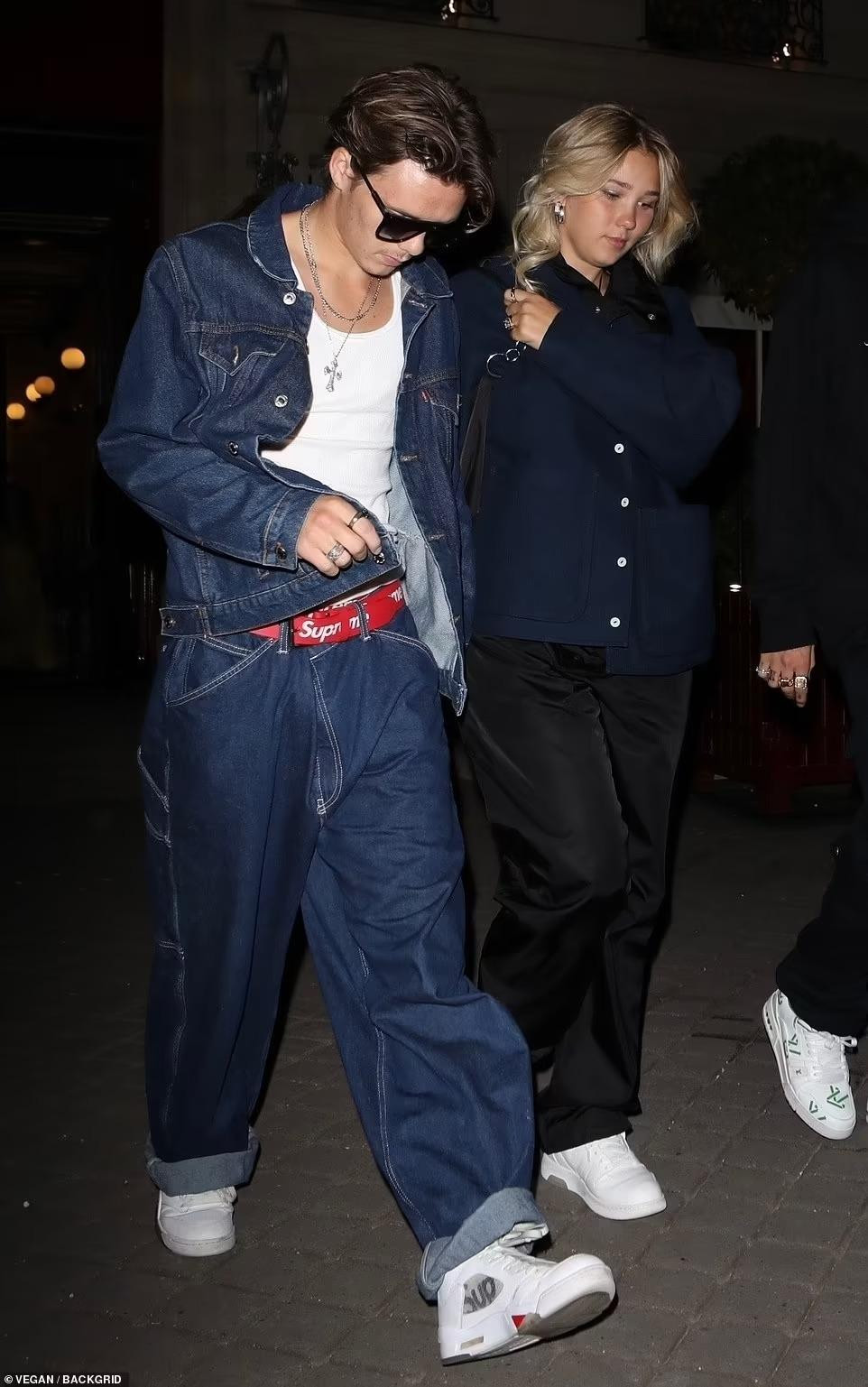 Cruz Beckham bụi bặm với set đồ jean. Tana Holding trông đứng tuổi trong bộ đồ "nuốt" dáng.