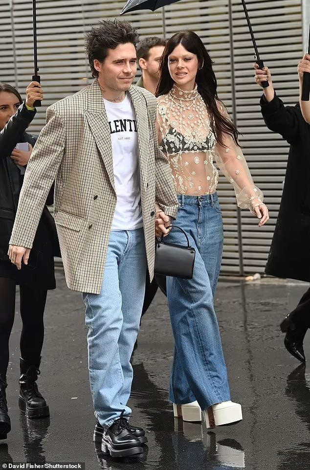 Cặp vợ chồng trẻ được nhìn thấy trên đường phố Paris từ hôm 26/9. Ngoài tham dự các show diễn của Tuần lễ Thời trang Paris, chuyến đi đến Pháp cũng là dịp hội ngộ gia đình. Nicola và Brooklyn chia sẻ lên Instagram nhiều hình ảnh đi tham quan, dùng bữa với gia đình Peltz. Đáng chú ý nhất là cuộc đoàn tụ với các thành viên nhà Beckham sau nhiều tháng phát sinh mâu thuẫn mẹ chồng - nàng dâu giữa Victoria và Nicola.