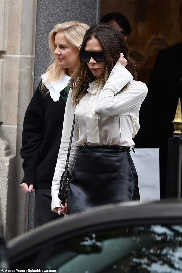 Cùng thời điểm vợ chồng con cả dự show của Valentino, bà Beck được phát hiện mua sắm một mình tại cửa hàng Balenciaga trên Đại lộ Montaigne (Paris).