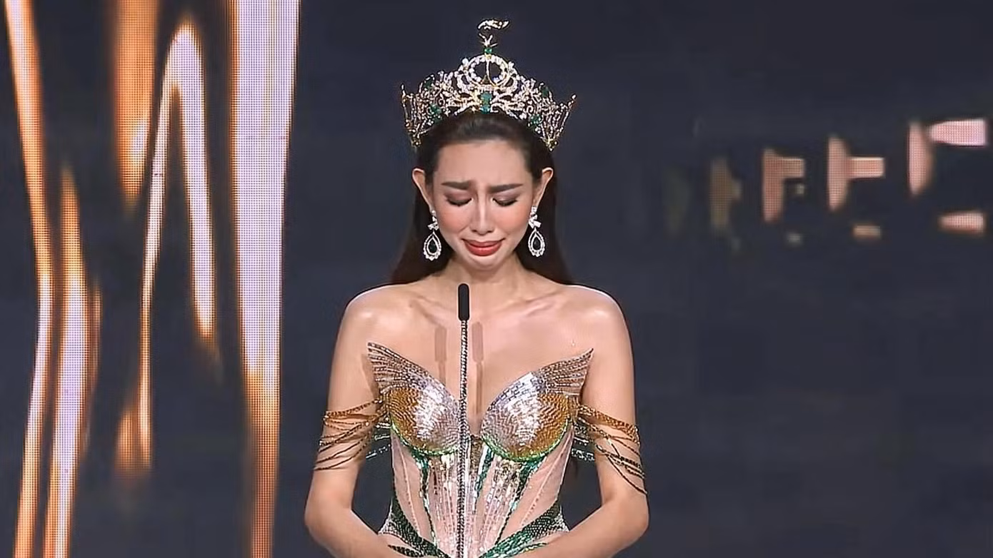 Hoa hậu Thùy Tiên bật khóc khi chia sẻ về hành trình khó khăn chinh phục vương miện sắc đẹp.