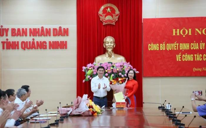 Chủ tịch UBND tỉnh Quảng Ninh trao quyết định về việc tiếp nhận và bổ nhiệm có thời hạn bà Trần Thị Hương giữ chức vụ Phó Chánh Thanh tra tỉnh Quảng Ninh. Ảnh: QMG. Chủ tịch UBND tỉnh Quảng Ninh trao quyết định về việc tiếp nhận và bổ nhiệm có thời hạn bà Trần Thị Hương giữ chức vụ Phó Chánh Thanh tra tỉnh Quảng Ninh. Ảnh: QMG.