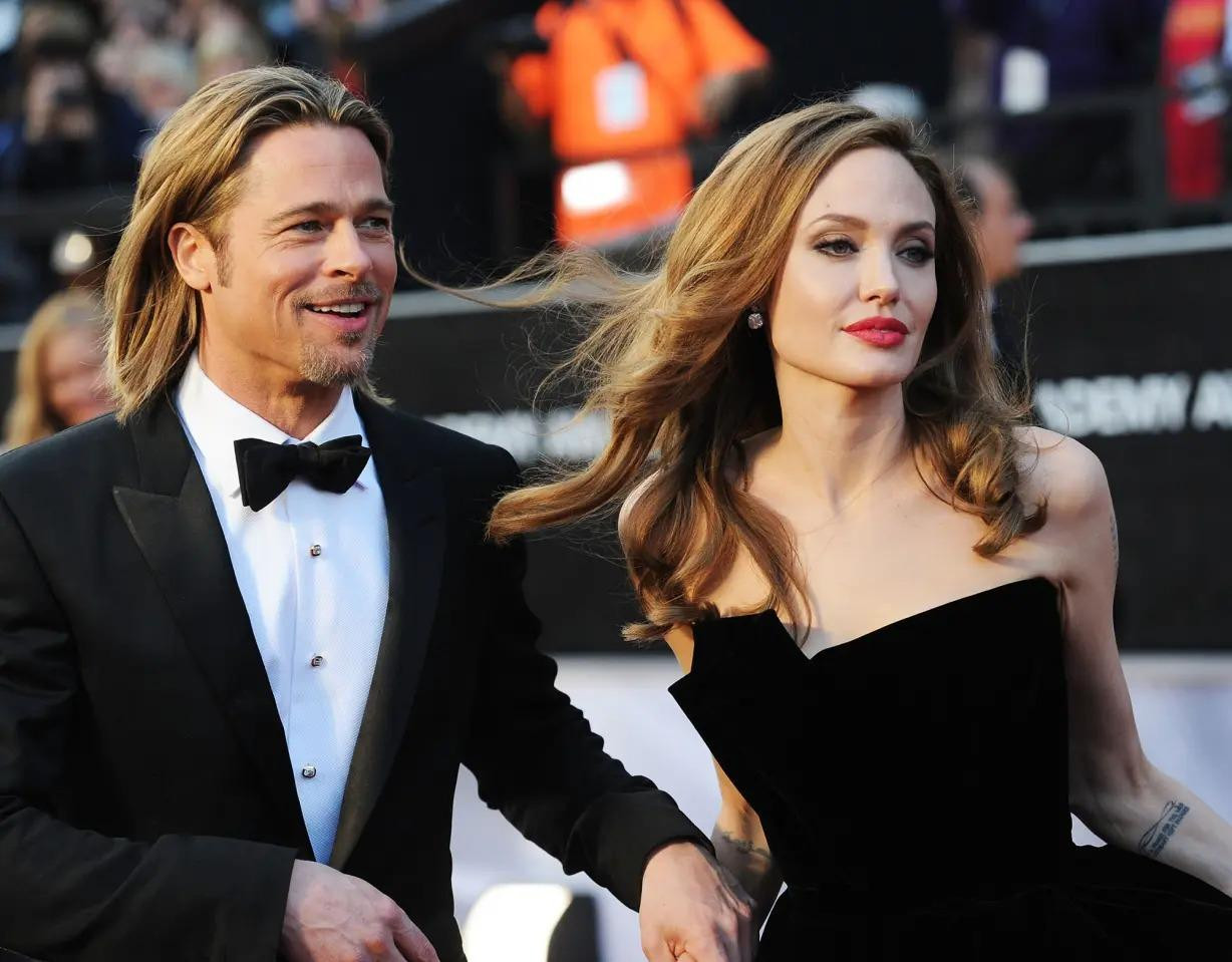 Brad Pitt e ngại tiến xa hơn với Emily Ratajkowski vì quá đau đầu về chuyện ly hôn. Ảnh: Getty Images.