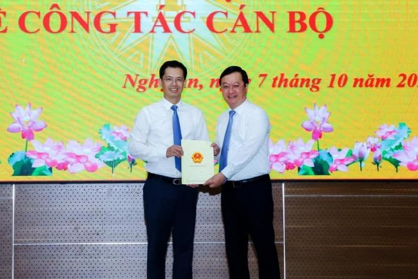 Ông Nguyễn Đức Trung - Chủ tịch UBND tỉnh Nghệ An trao Quyết định tiếp nhận, bổ nhiệm Giám đốc Sở Tài chính tỉnh Nghệ An cho ông Trịnh Thanh Hải. Ảnh: PLO. Ông Nguyễn Đức Trung - Chủ tịch UBND tỉnh Nghệ An trao Quyết định tiếp nhận, bổ nhiệm Giám đốc Sở Tài chính tỉnh Nghệ An cho ông Trịnh Thanh Hải. Ảnh: PLO.