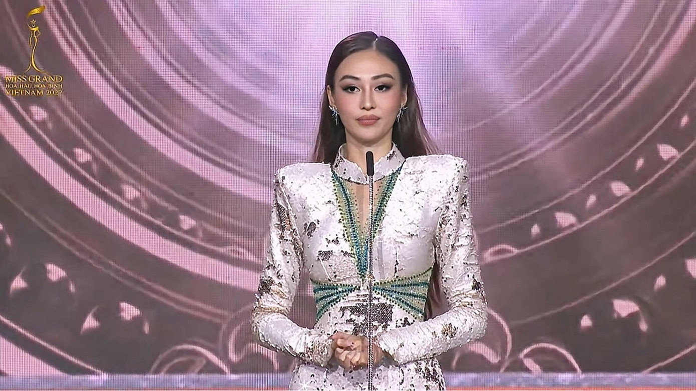 Top 10 tham gia phần thi thuyết trình về hòa bình trong trang phục áo dài.