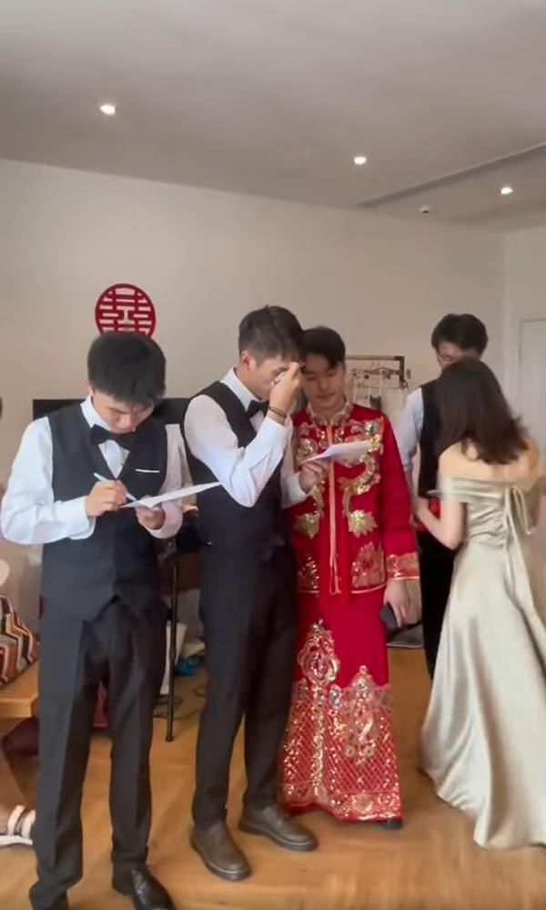 Phù rể giải đề IELTS khi đến nhà gái rước dâu.