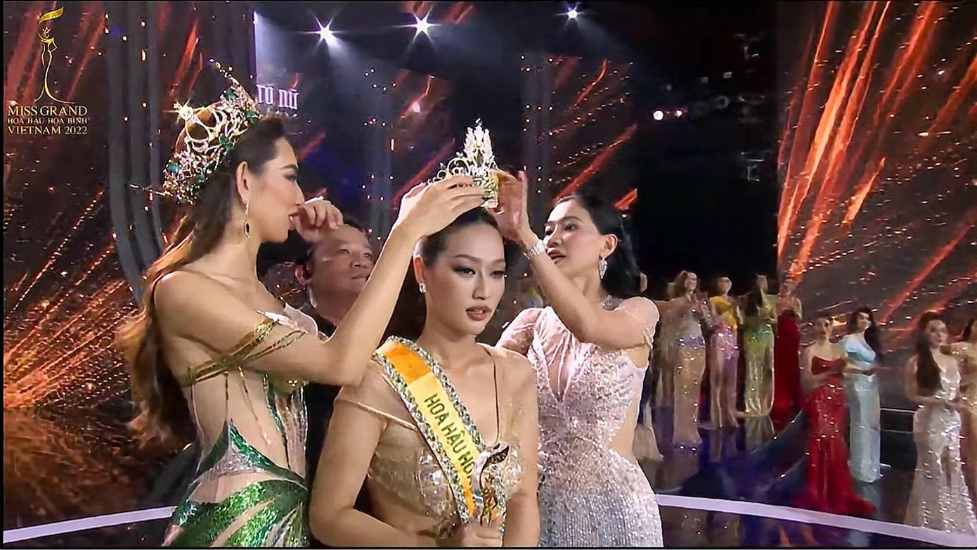 Khoảnh khắc Hoa hậu Hòa bình Quốc tế 2021 Thùy Tiên trao vương miện cho Hoa hậu Hòa bình Việt Nam 2022 Đoàn Thiên Ân.