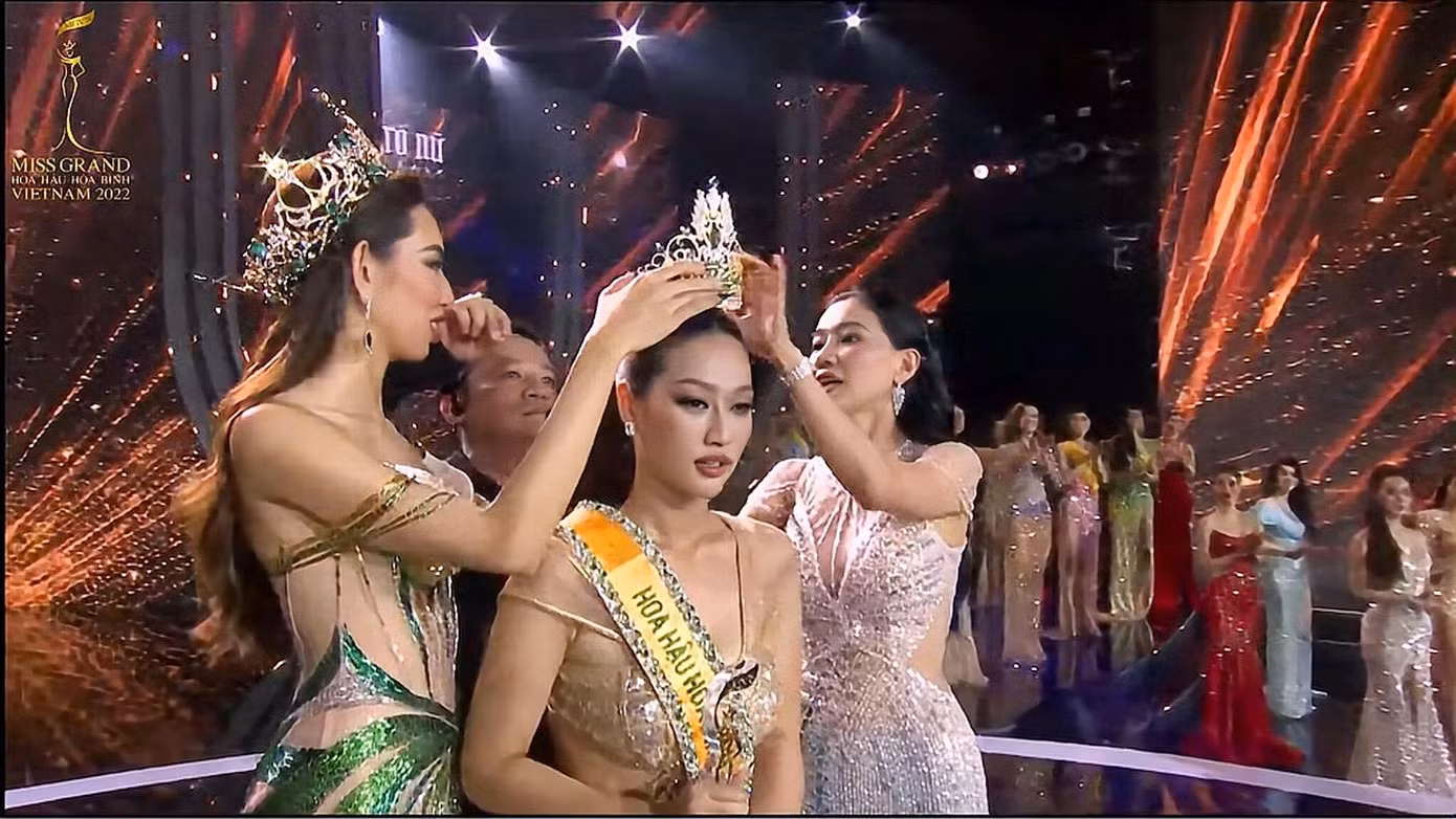 Khoảnh khắc Hoa hậu Hòa bình Quốc tế 2021 Thùy Tiên trao vương miện cho Hoa hậu Hòa bình Việt Nam 2022 Đoàn Thiên Ân.