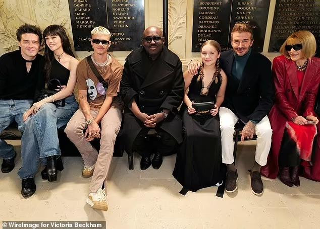 Hôm 30/9, sau gần nửa năm lạnh nhạt kể từ đám cưới của Brooklyn và Nicola hồi tháng 4, toàn bộ thành viên gia đình Beckham đã hội ngộ tại show diễn đầu tiên của thương hiệu Victoria Beckham tại Tuần lễ Thời trang Paris. Đây là dấu mốc quan trọng trong sự nghiệp thiết kế thời trang của cựu thành viên Spice Girl. Cô không thể kìm nén được nước mắt và ôm chầm ông xã David Beckham khi sải bước trên đường băng để chào khán giả đến ủng hộ.