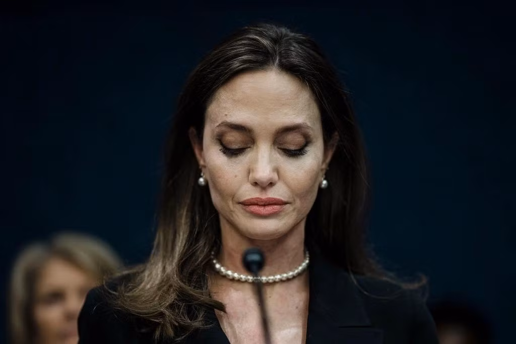 Angelina Jolie đệ đơn tố cáo Brad Pitt hôm 4/10. Ảnh: Getty Images. Angelina Jolie đệ đơn tố cáo Brad Pitt hôm 4/10. Ảnh: Getty Images.