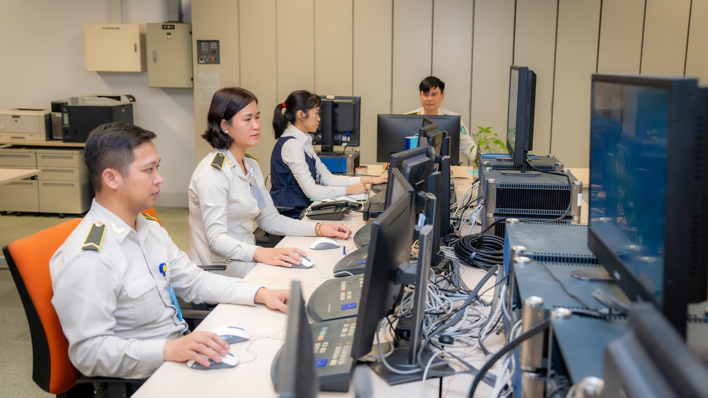 "Nhân viên an ninh hàng không làm việc theo ca kíp và xen kẽ các ca hành chính, ca đêm. Những người ở gần thì tranh thủ ngày nghỉ để về thăm gia đình, còn những người ở xa thì chắc là ra Tết bù cho bố mẹ, người thân sau", chị Vũ Thị Tuyết và chị Lê Thị Thu Hà - Đội An ninh soi chiếu quốc tế, Trung tâm An ninh hàng không Nội Bài với hơn 16 năm công tác - chia sẻ. Ảnh: NIA.