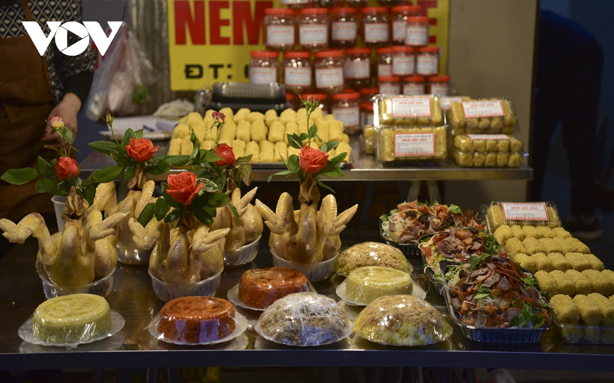 Chỉ cần đi một lượt, người ta có thể sắm đủ mọi thứ chuẩn bị cho những lễ cúng cuối năm với những món ăn không thể thiếu trong ngày Tết như bánh chưng, nem rán, canh bóng, cá kho...và đặc biệt là gà luộc ngậm hoa hồng cho mâm lễ.