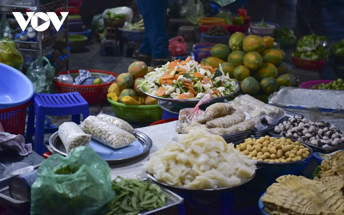 Ngoài các quầy hàng bán gà, xôi, các gian hàng bán đồ nấu canh sẵn bày rất đẹp mắt.