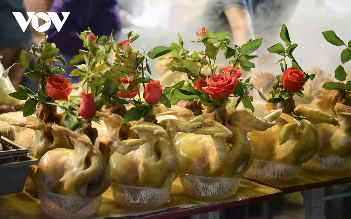 Theo một tiểu thương tại chợ Hàng Bè cho biết, gà cúng ngậm hoa hồng là mặt hàng đắt khách nhất tại khu phố này. Gà có nhiều kích cỡ, giá dao động trung bình khoảng 500.000 - 700.000 đồng/con.